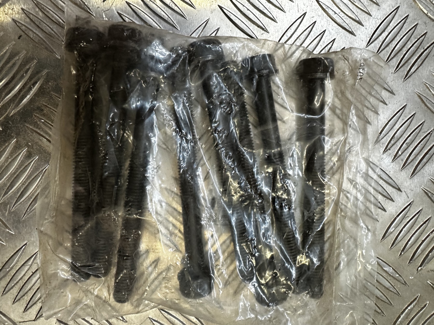 4891024 CYL.HEAD STUD 