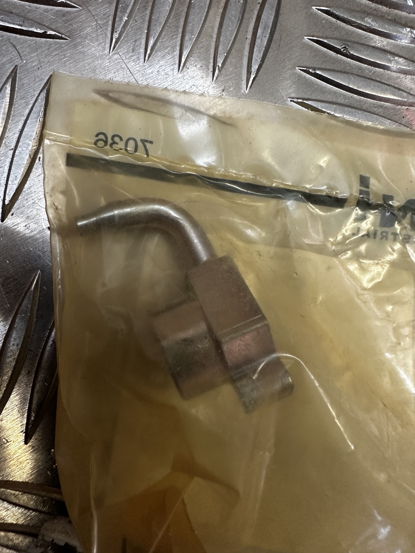 98475474 NOZZLE, LUBE OIL
