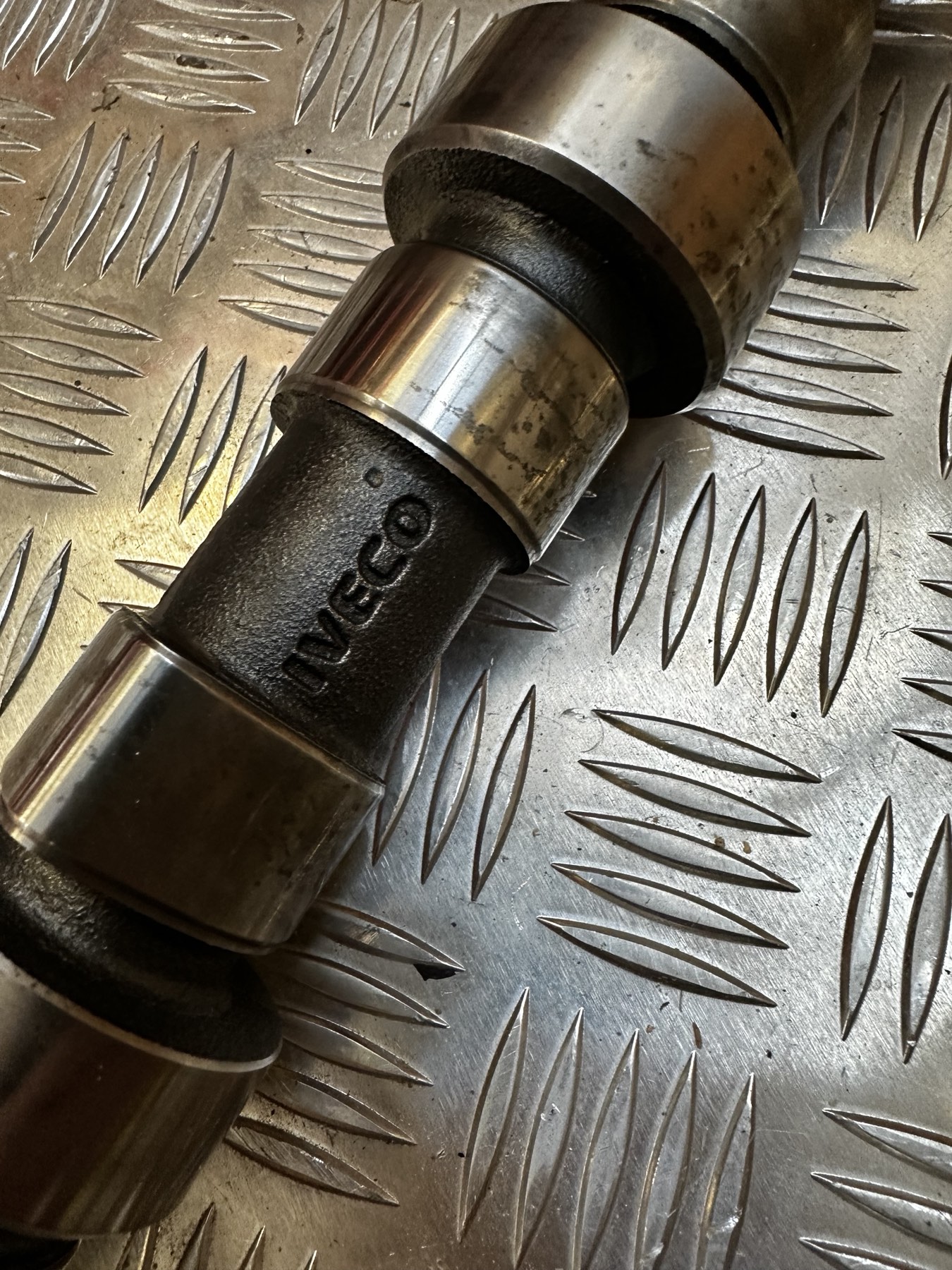 504083348 CAMSHAFT